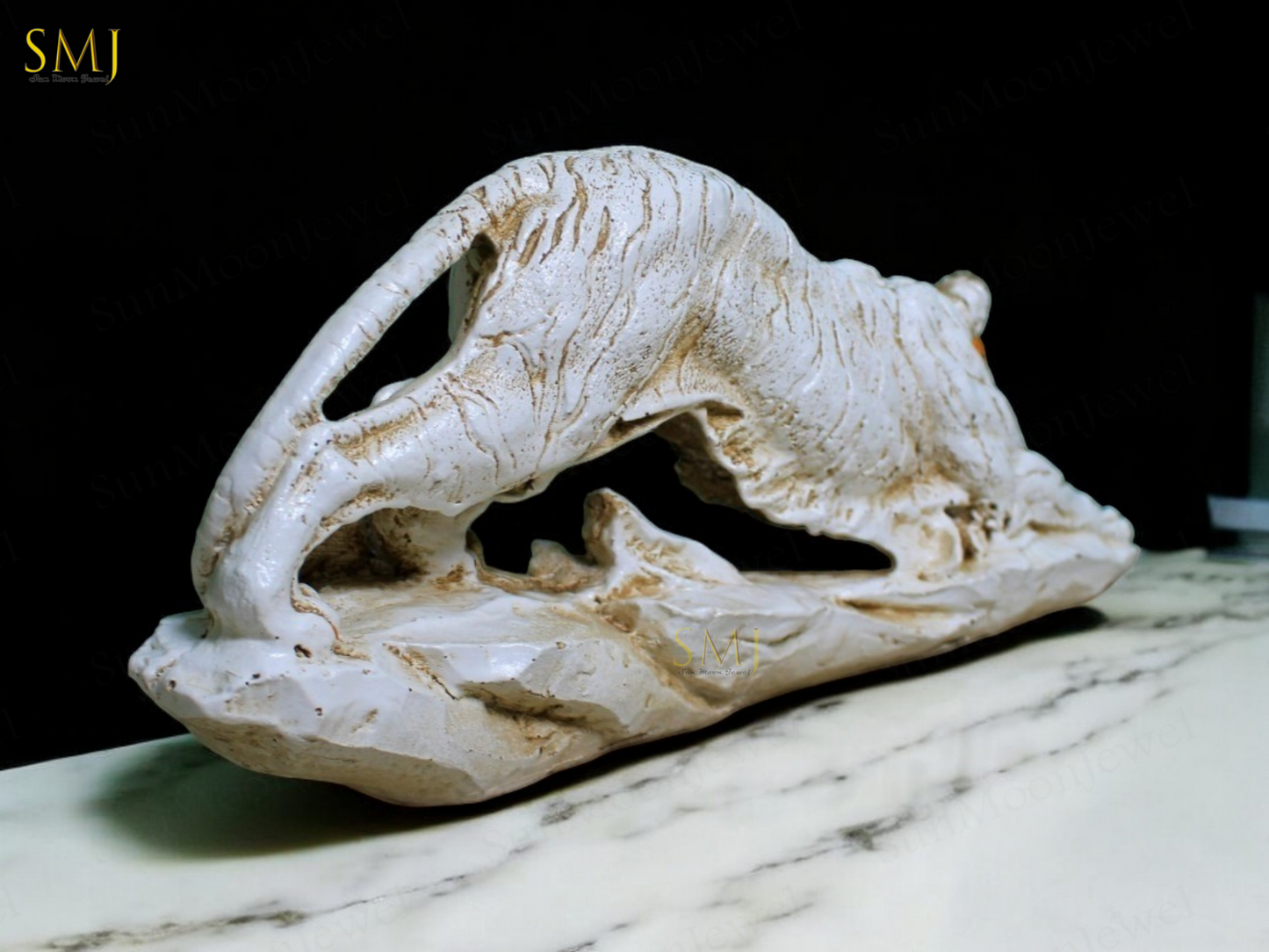 Resin Hunting Lion Statue Lion Realistic Concrete Finish Lion Home Decor Gift
