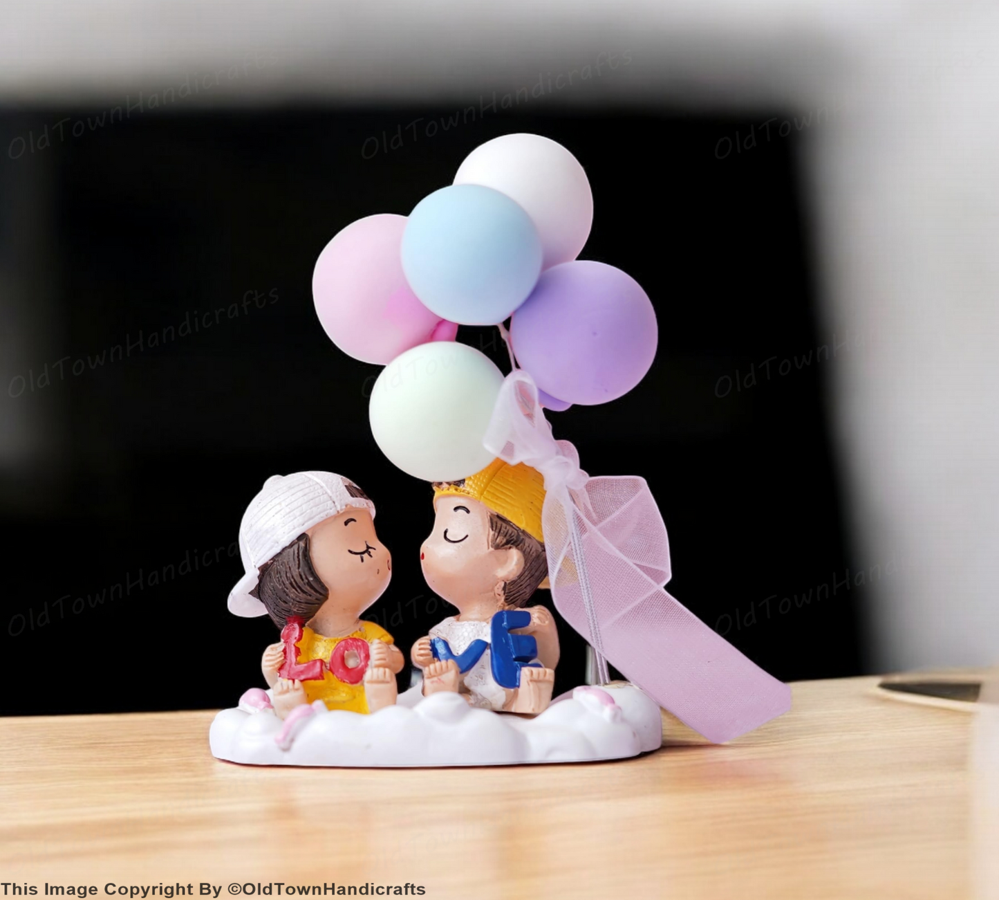 Cute Couple with Balloons Statue Romantic Showpiece Gift for Boyfriend Wife