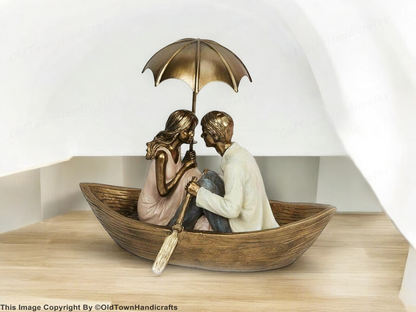 Polyresin Romantic Couple Boat Statue for Home Decor Gift for Loved Ones