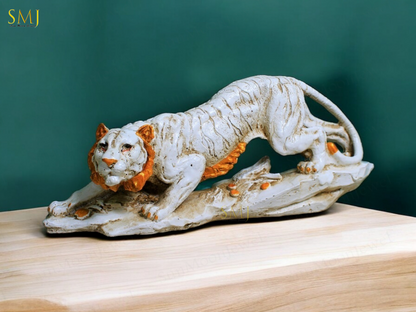 Resin Hunting Lion Statue Lion Realistic Concrete Finish Lion Home Decor Gift