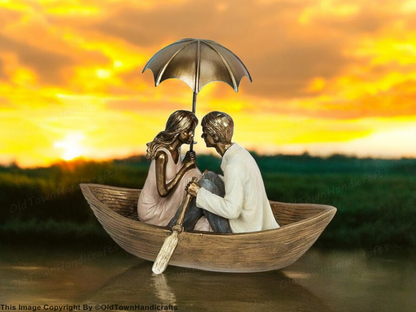 Polyresin Romantic Couple Boat Statue for Home Decor Gift for Loved Ones