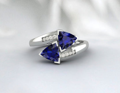 Bague saphir bleu Bague de promesse Trillion Cut Blue Gemstone Sterling Silver Ring Septembre Birthstone Bypass Ring Crossover Bague de fiançailles