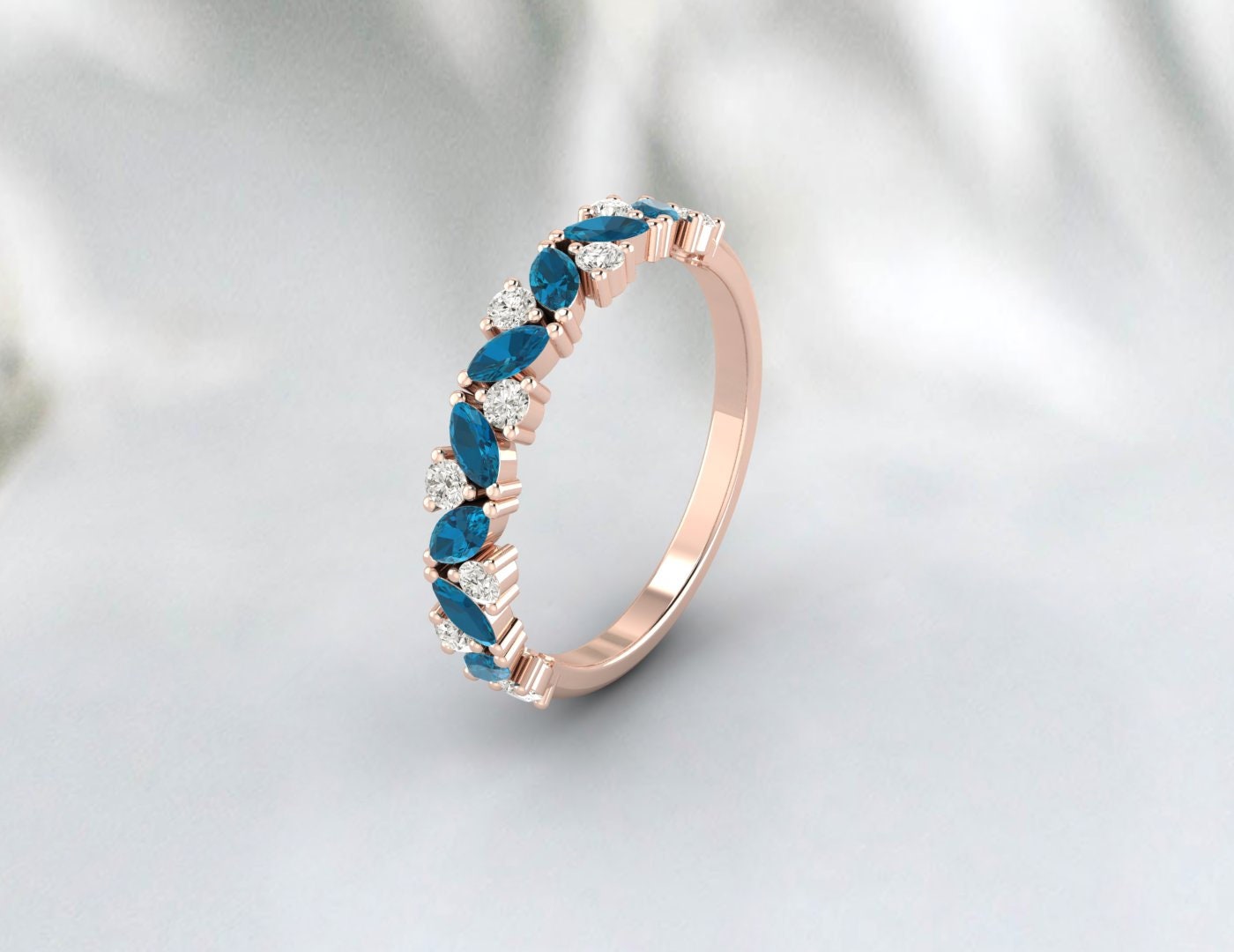 Bague d'anniversaire de mariage avec topaze bleue de Londres et demi-éternité