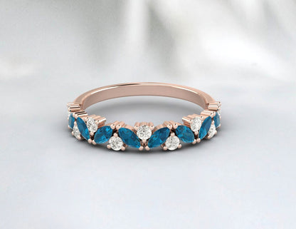 Bague d'anniversaire de mariage avec topaze bleue de Londres et demi-éternité