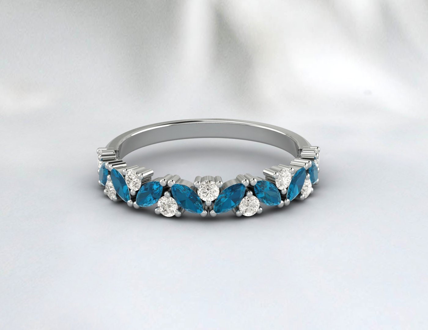 Bague d'anniversaire de mariage avec topaze bleue de Londres et demi-éternité