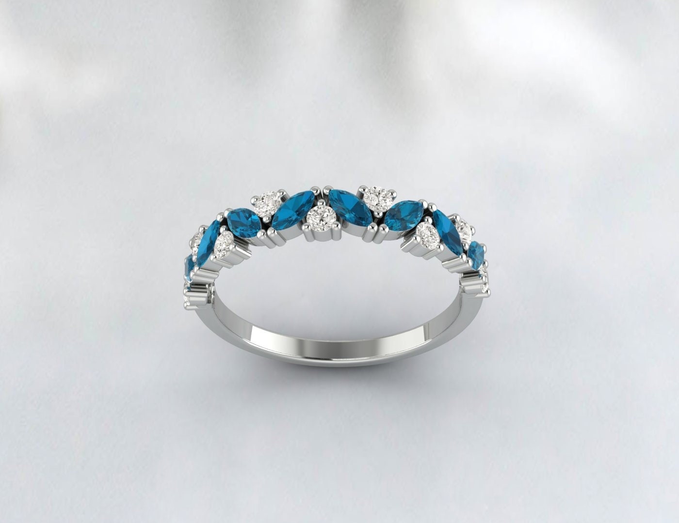 Bague d'anniversaire de mariage avec topaze bleue de Londres et demi-éternité