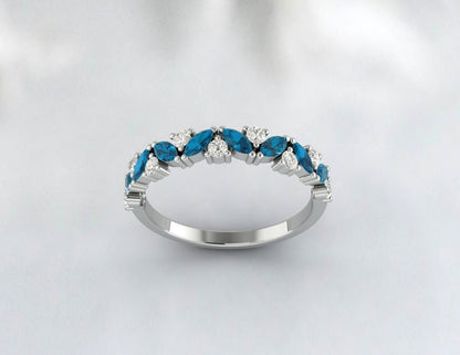 Bague d'anniversaire de mariage avec topaze bleue de Londres et demi-éternité