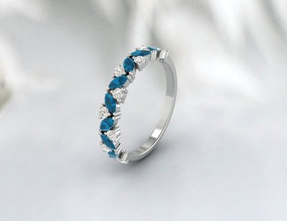 Bague d'anniversaire de mariage avec topaze bleue de Londres et demi-éternité