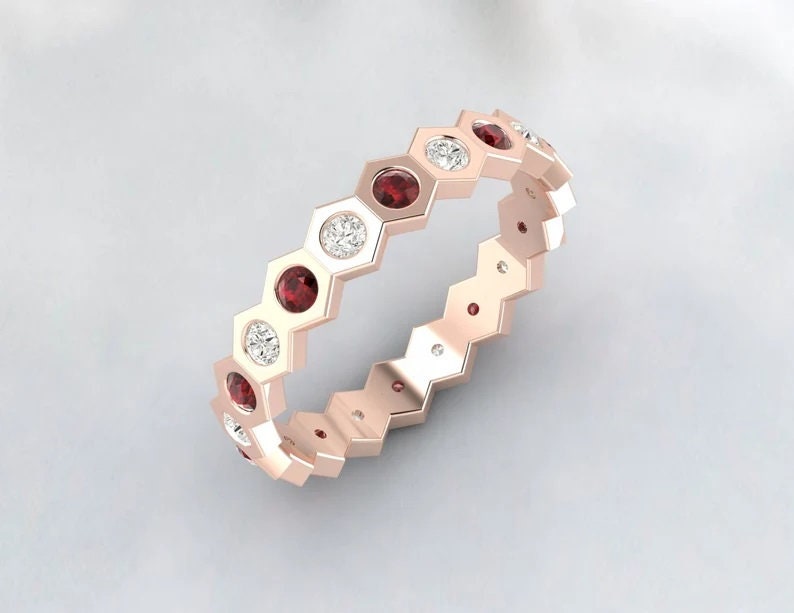 Red Garnet Hexagon Eternity Band, Daimond Wedding Band, Bague de pierre de naissance de janvier, Bande assortie, Pierre rouge, Cadeau d’anniversaire unique