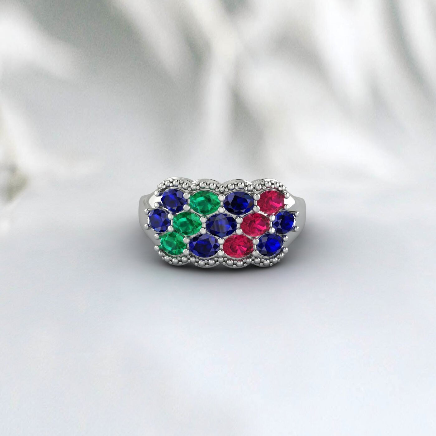 Bague saphir bleu taille ovale chevalière rubis et émeraude bague antique