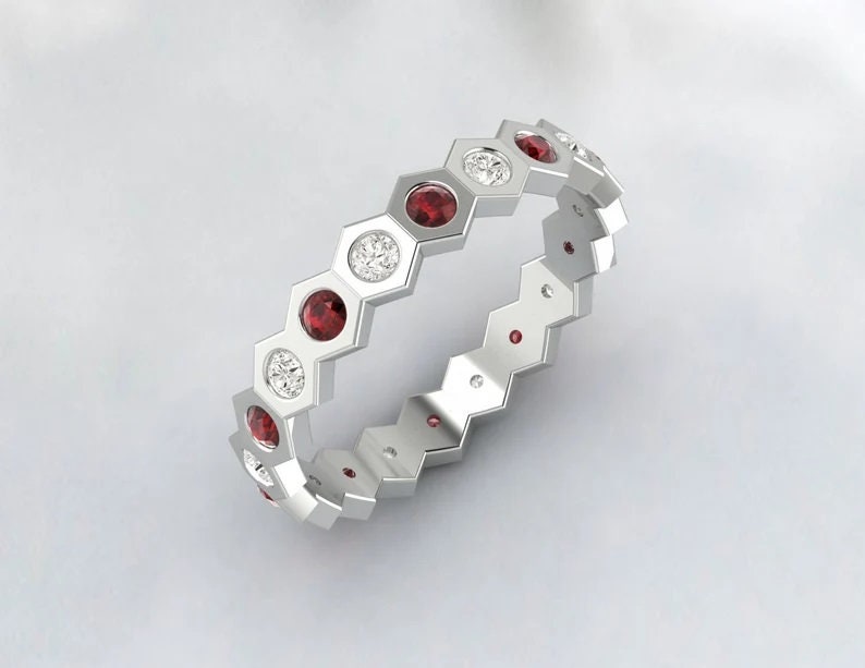 Red Garnet Hexagon Eternity Band, Daimond Wedding Band, Bague de pierre de naissance de janvier, Bande assortie, Pierre rouge, Cadeau d’anniversaire unique